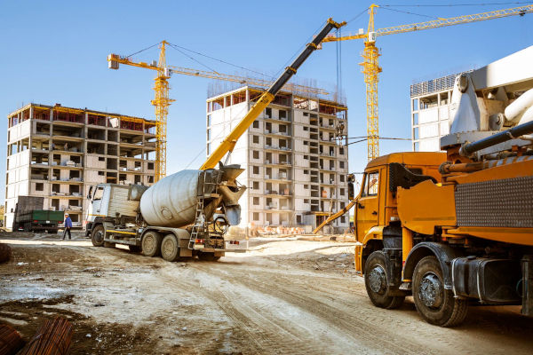 camion et toupie sur un chantier