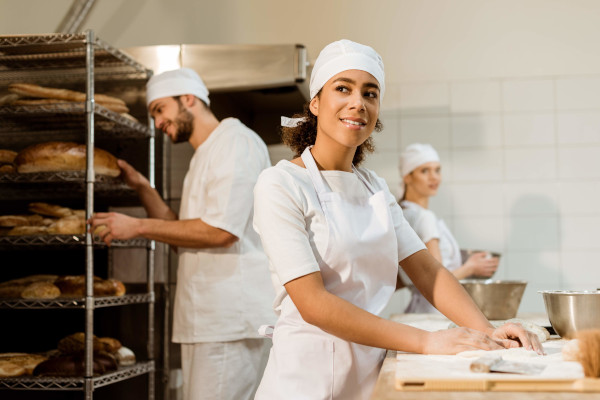 une boulangère qui pétrit le pain