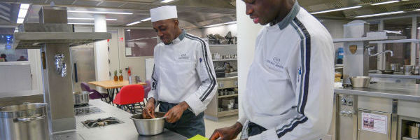 des apprentis cuisiniers préparent un plat