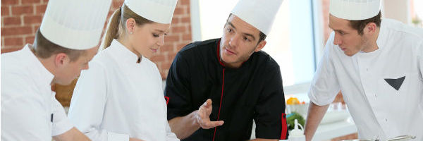 chef explique un plat à ses commis