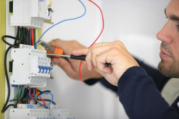 apprentis électricien intervenant sur un tableau électrique