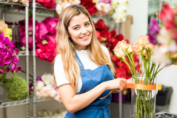 fleuriste dans sa boutique