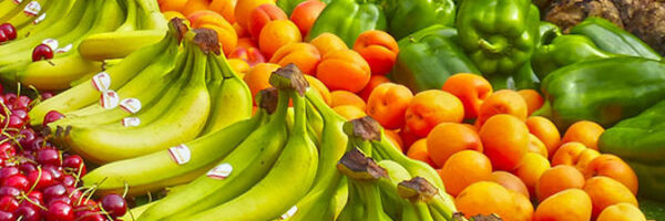 sélection de légumes et fruits sur un étal