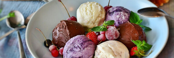 boules de glaces dans une assiette