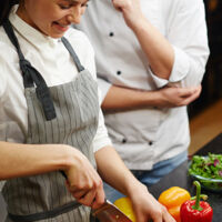 apprenti et maitre d'apprentissage en cuisine