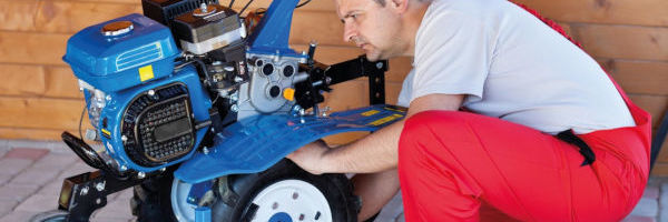 mécanicien qui répare un motoculteur
