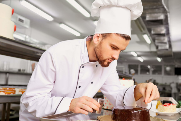 pâtissier qui fait un gâteau