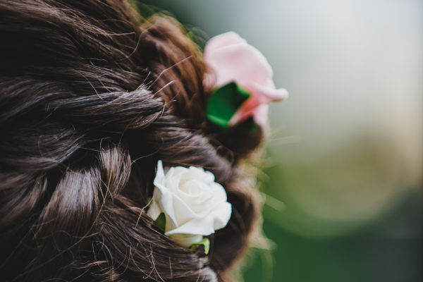 femme de dos avec chignon