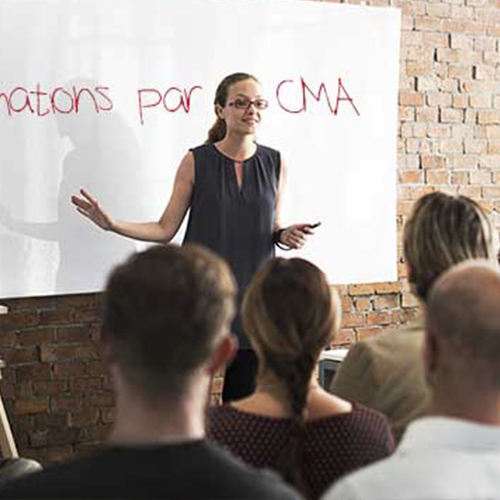 professeur en formation continue présente les formations de la CMA