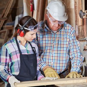 maitre d'apprentissage explique le métier à son apprentie