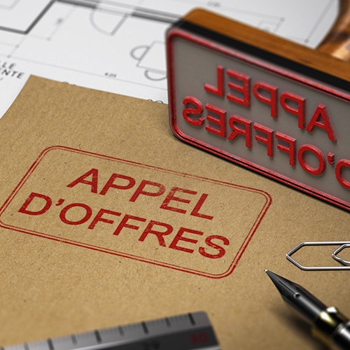 un tampon "appel d'offres" sur un bureau