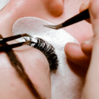 une femme qui se fait poser des extensions de cils