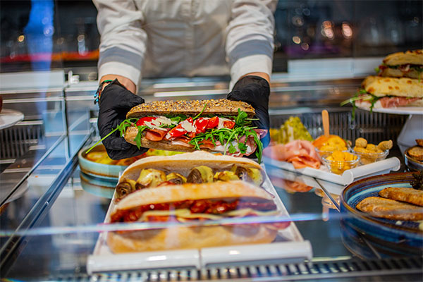 préparations snacking dans une vitrine