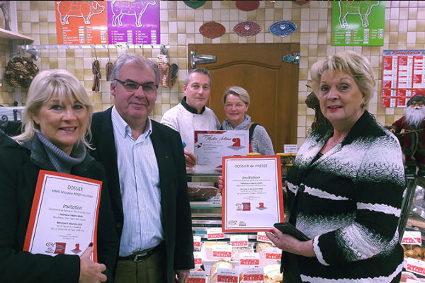 remise d'un diplôme maitre artisan par un élu de la cma