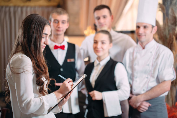 Manager restaurant prend des notes