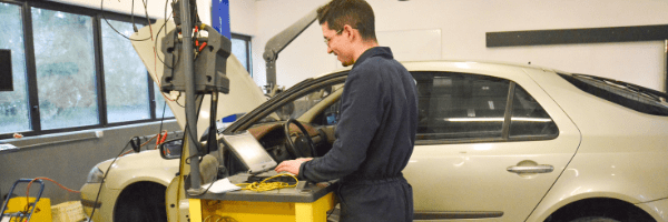 technicien auto qui fait un diagnostic