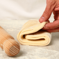 Homme qui travaille de la pâte feuilletée