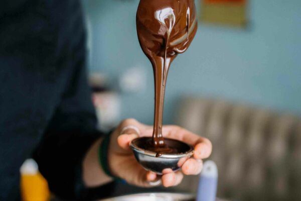 Femme qui coule du chocolat