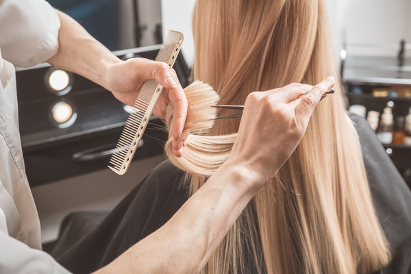 La technique de coupe à sec pour répondre à tous les types de cheveux