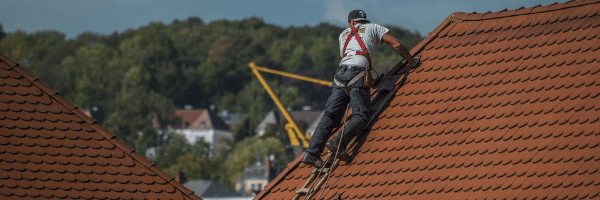 Homme sur un toit