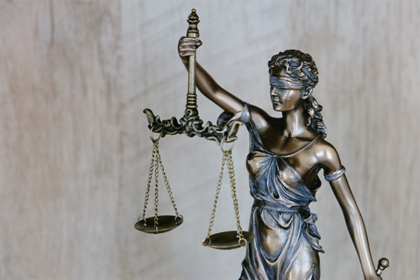 La justice que tiens la balace