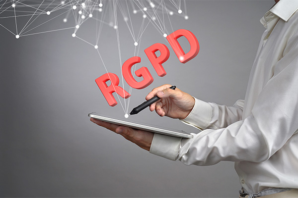 personne tenant un stylet dessinant la rgpd