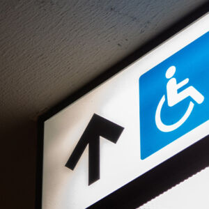 Panneau de signalisation avec accès handicapé