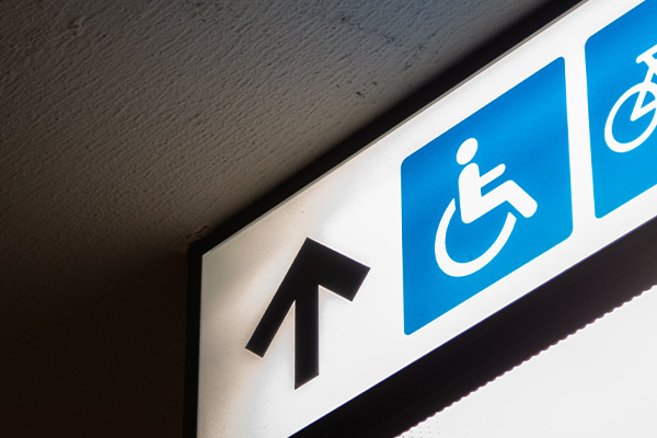 Panneau de signalisation avec accès handicapé
