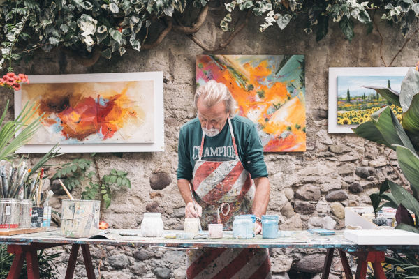 artiste devant ses toiles