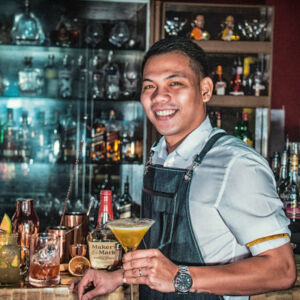barman devant son bar