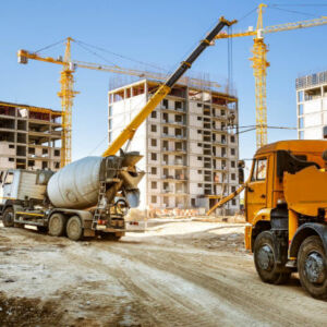 camion et toupie sur un chantier