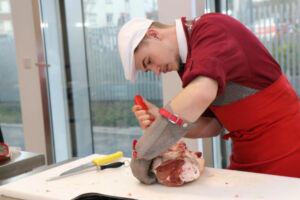 apprentis boucher découpant sa viande