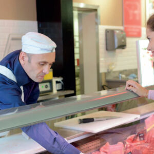 boucher dans sa boucherie