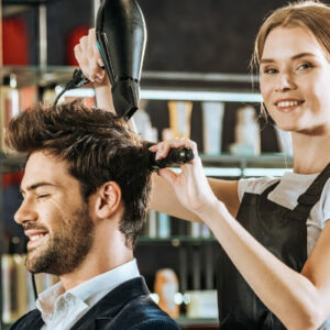 coiffeuse coiffant un homme