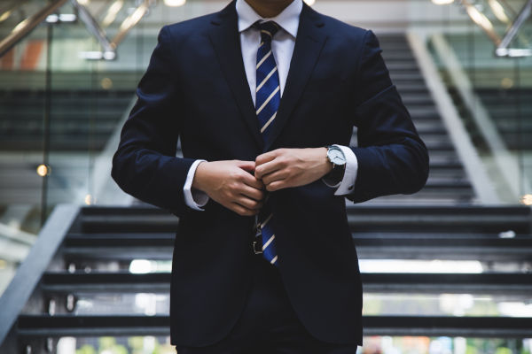 homme confiant en costume