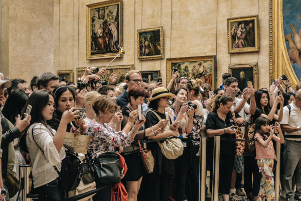 foule devant un tableau dans un musée