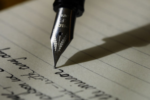 stylo plume qui écrit