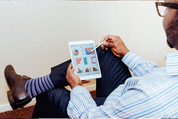 homme qui regarde des graphiques sur une tablette