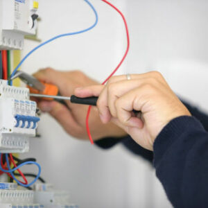 apprentis électricien intervenant sur un tableau électrique