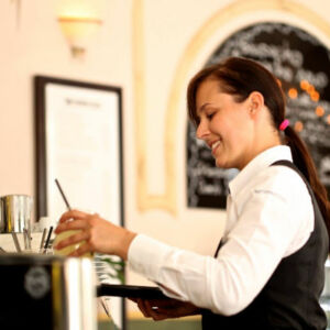 barmaid devant son bar