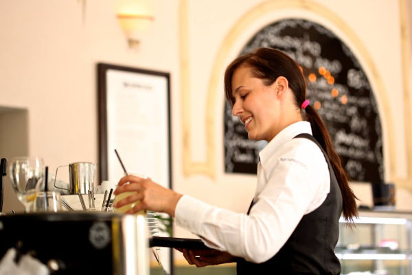 barmaid devant son bar