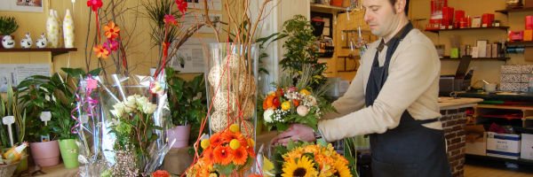 fleuriste dans sa boutique