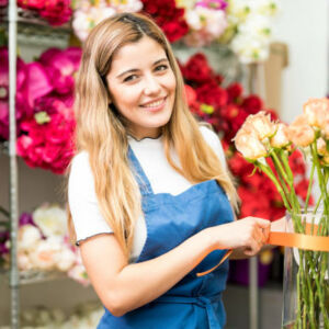 fleuriste dans sa boutique