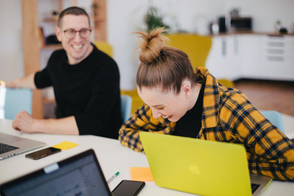 une personne qui rit au travail