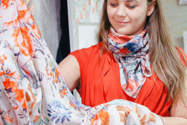 artisan qui présente son produit au public, une robe