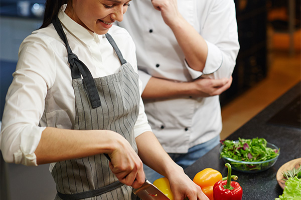 apprenti et maitre d'apprentissage en cuisine