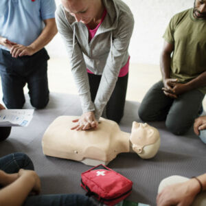 apprentis essaye un massage cardiaque sur un mannequin