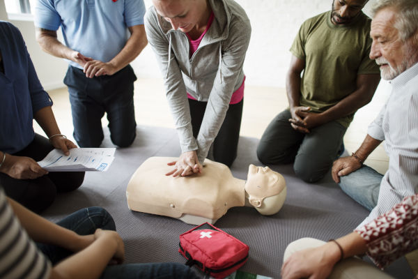 apprentis essaye un massage cardiaque sur un mannequin