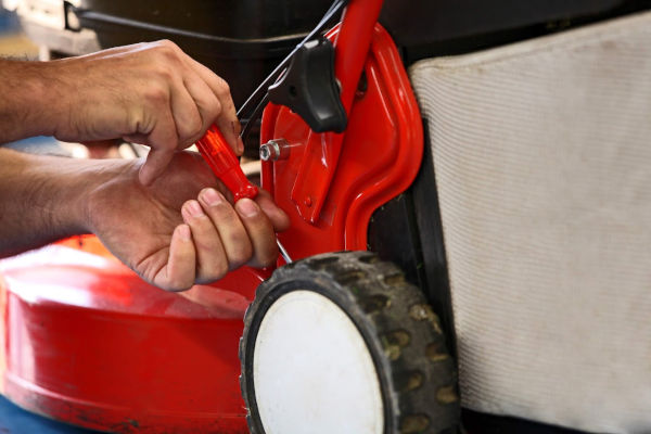 apprentis réparant une tondeuse