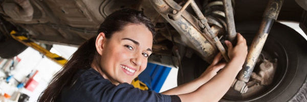 mécanicienne qui répare une voiture